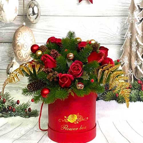 Новогодняя композиция в красной шляпной коробке купить в магазине My-Florist.ru